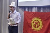 同學Bekbolot向參加者介紹吉爾吉斯傳統服飾。